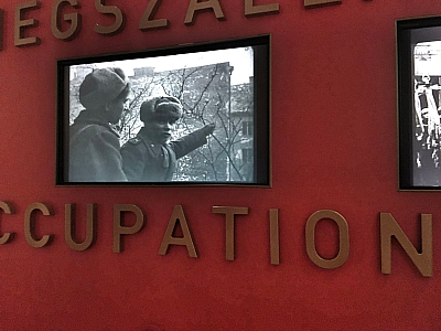 Obrazovky, na ktorých sa premietajú videá z okupácie (Budapešť - Maďarsko)