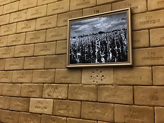 Stena vybudovaná z kilogramových tehál masti (Budapešť - Maďarsko)