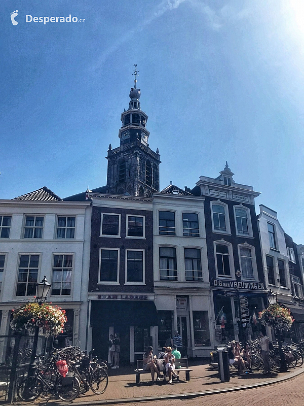 Obchody a vzadu Sint-Janskerk v Goudě (Gouda - Nizozemsko)