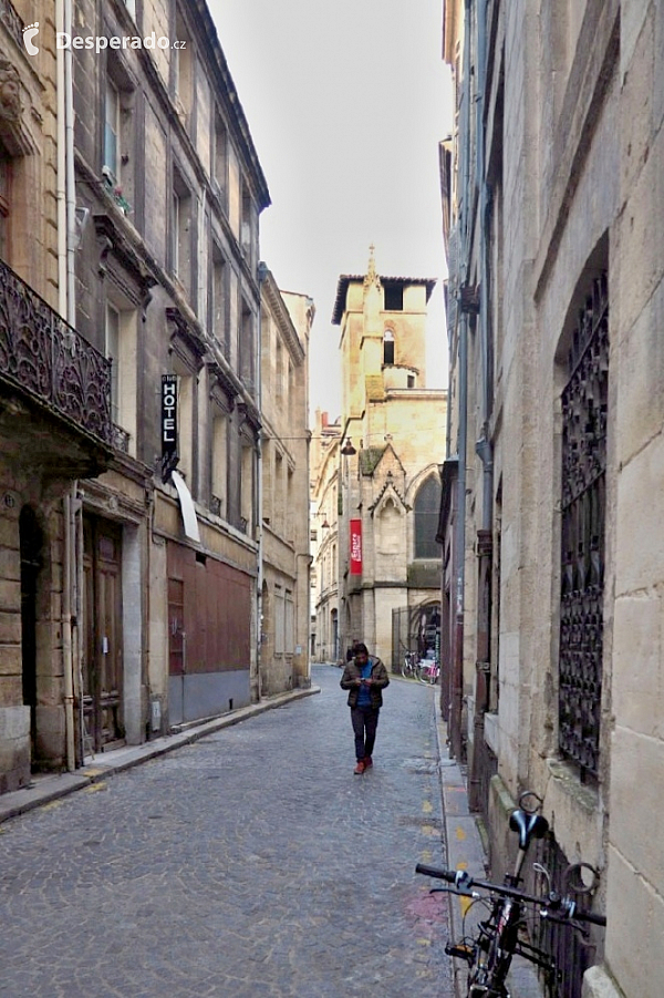 Boční uličky historického centra Bordeaux (Francie)