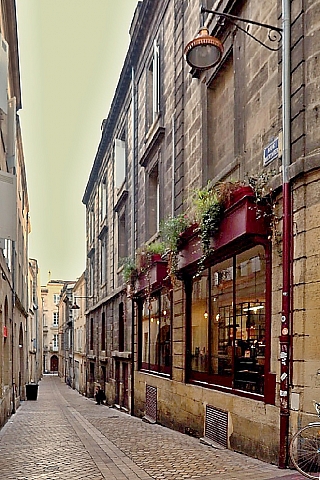 Boční uličky historického centra Bordeaux (Francie)