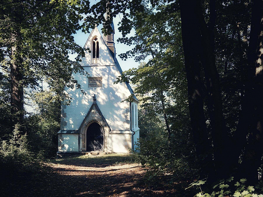 Novogotický evanjelický kostolík v Brodzanoch (Slovensko)