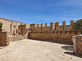Pevnost a městečko Capdepera na ostrově Mallorka (Španělsko)