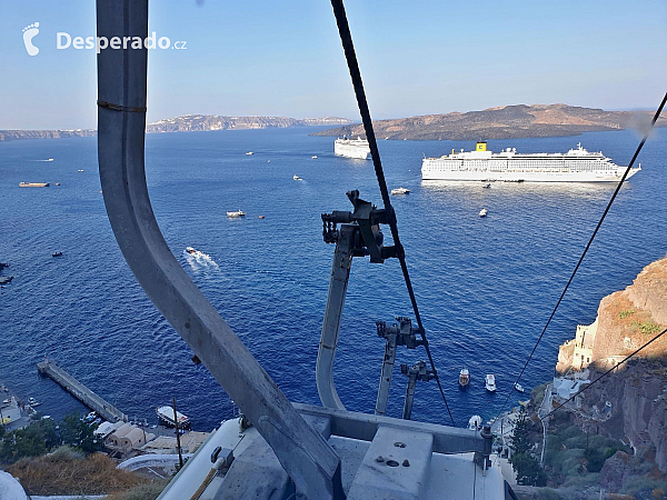 Fira na ostrově Santorini (Řecko)