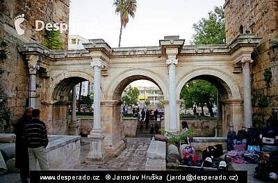 Hadriánova brána v Antalya (Turecko)