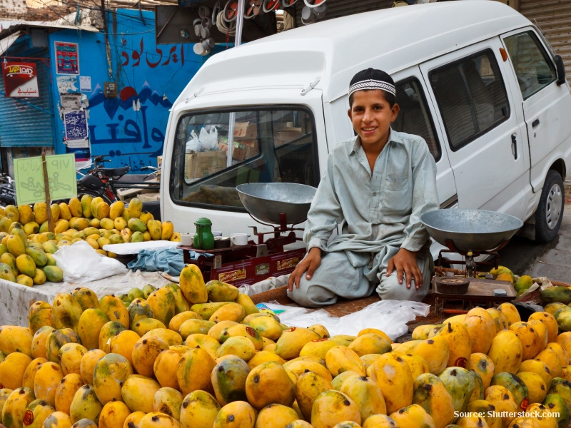 Prodavač ovoce na tržišti v Lahore (Pákistán)
