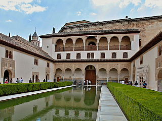 Alhambra je kouzelný palácový komplex v Andalusii (Španělsko)