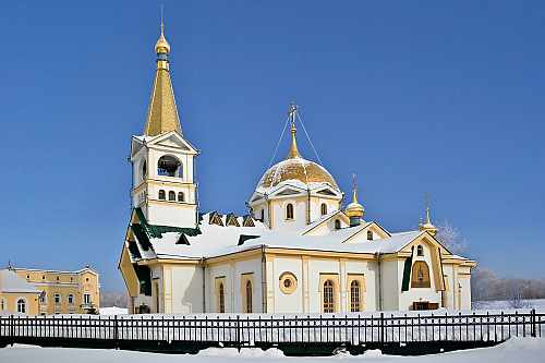 Třetí největší z ruských měst zdobí chrám Alexandra Něvského, ale i řada muzeí a také jeden ze sibiřských veletoků. Založení Novosibirsku je úzce spojené se stavbou Transsibiřské magistrály, více než devět tisíc kilometrů dlouhého vlakového spojení centra Ruska s Vladivostokem. Ještě v závěru...