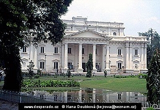 Koloniální architektura v botanické zahradě v Lahore (Pákistán)