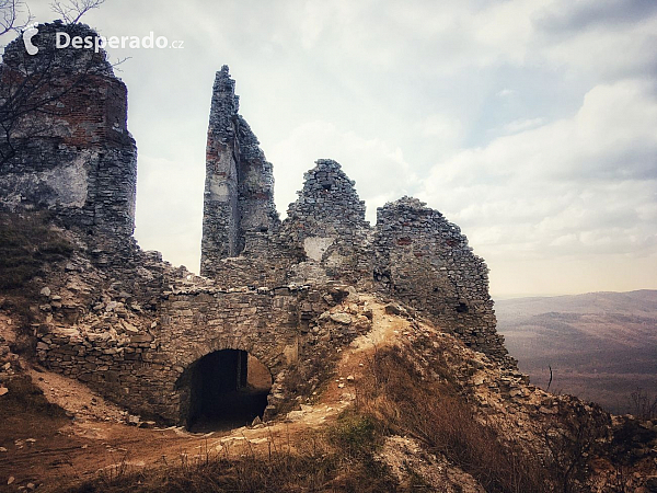 Zrúcanina hradu Gýmeš v pohorí Tribeč (Slovensko)