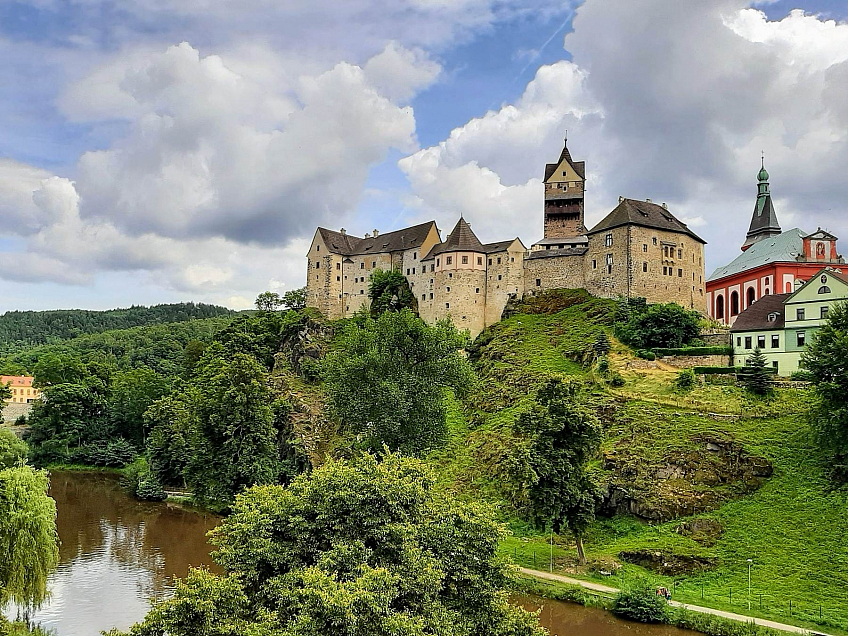 Loket – jeden z nejstarších kamenných hradů v Čechách