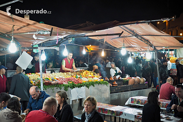 Tržiště Jemaa el-Fna v Marrákeši (Maroko)