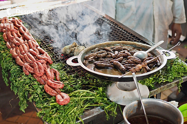 Tržiště Jemaa el-Fna v Marrákeši (Maroko)