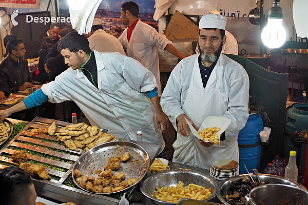 Tržiště Jemaa el-Fna v Marrákeši (Maroko)