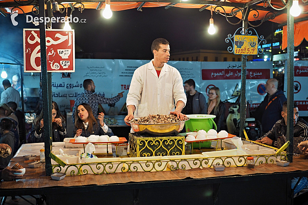 Tržiště Jemaa el-Fna v Marrákeši (Maroko)