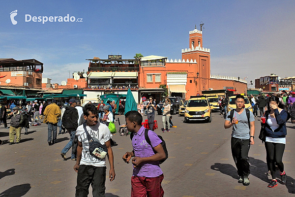 Tržiště Jemaa el-Fna v Marrákeši (Maroko)