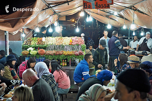 Tržiště Jemaa el-Fna v Marrákeši (Maroko)