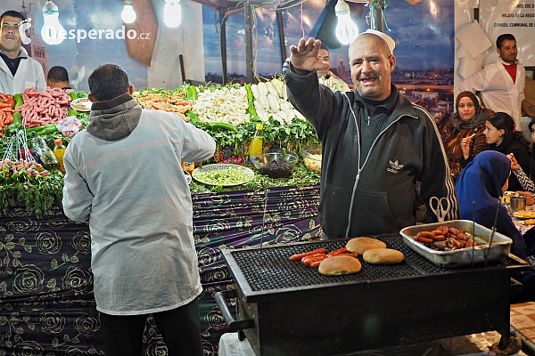 Tržiště Jemaa el-Fna v Marrákeši (Maroko)