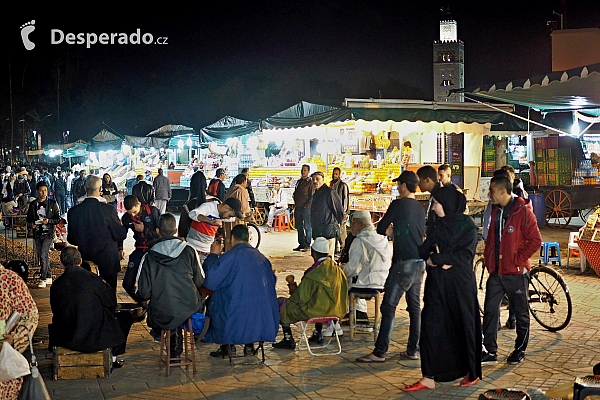 Tržiště Jemaa el-Fna v Marrákeši (Maroko)