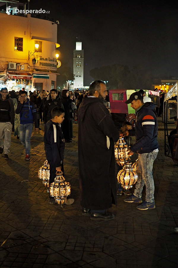 Tržiště Jemaa el-Fna v Marrákeši (Maroko)