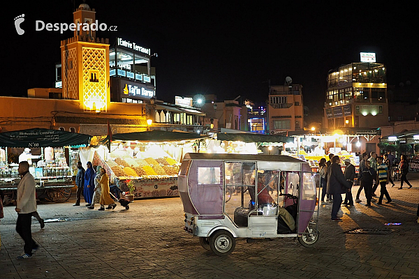 Tržiště Jemaa el-Fna v Marrákeši (Maroko)