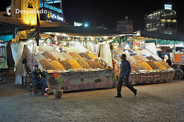 Tržiště Jemaa el-Fna v Marrákeši (Maroko)