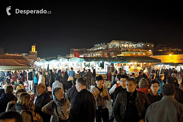 Tržiště Jemaa el-Fna v Marrákeši (Maroko)