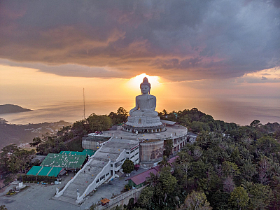 Velký Budha na ostrově Phuket (Thajsko)