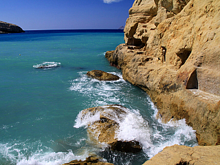 Krétská Matala je oblíbeným cílem tisíců turistů (Řecko)