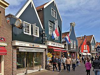 Volendam je provoněný sýrem, ochutnáte tady i čerstvé mořské ryby (Nizozemsko)