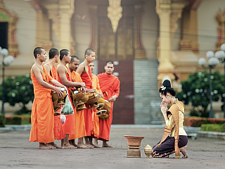 “Je to naše občanská povinnost!” aneb příběh o tom, jak se stát mnichem Buddhovým? (Thajsko)