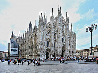 Proslulá katedrála je hlavním turistickým cílem Milána (Itálie)