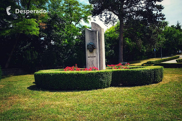 Zámok Hlohovec - Pamätník Ludwiga van Beethovena s bustou (Hlohovec - Slovensko)