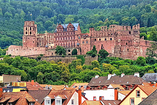 Heidelberg má historii starou patnáct staletí, ale zdejší hrad je samozřejmě nepoměrně mladší. Díky své poloze si město i všechny jeho stavby uchovávají dodnes původní ráz, který láká každoročně statisíce turistů. Asi sto padesát tisíc obyvatel se každý den může podívat na hrad a jeho okolní...