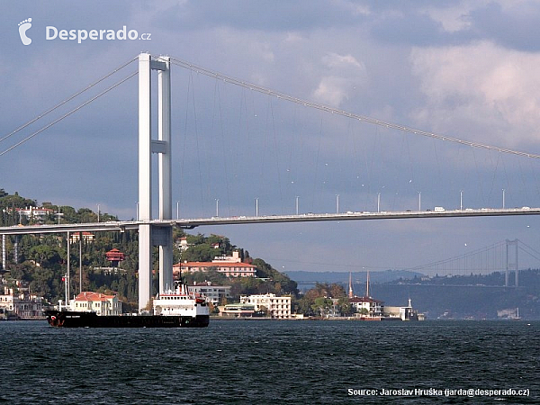 Most 15 Temmuz Şehitler Köprüsü přes Bospor v Istanbulu (Turecko)