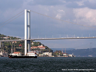 Most 15 Temmuz Şehitler Köprüsü přes Bospor v Istanbulu (Turecko)
