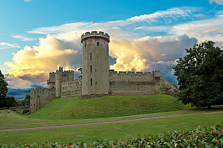 Kázal jej stavět jeden z nejznámějších mužů anglických dějin. V běhu staletí ale prošel značnou proměnou, získal mohutnou kamennou fasádu a častokrát měnil majitele. Pevnost, ale také vězení, jak už to, tak v historii bývá, hrad Warwick sloužil snad všem účelům, které si lze představit. Od...
