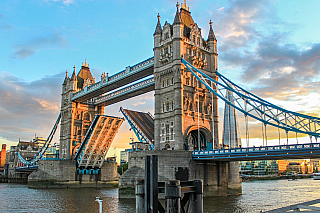 Tower Bridge v Londýně (Velká Británie)