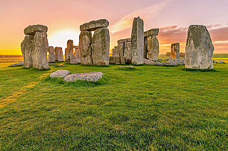 Pokud se rádi podíváte na dědictví dávných časů a je vám vlastní zabývat se tématy, která jsou plná otazníků a záhad, určitě jste si někdy četli o Stonehenge. Kamenné kruhy nedaleko městečka Salisbury budí fantazii odborníků i laiků. Místo je osídlené už dlouhá tisíciletí a snad někdy před...