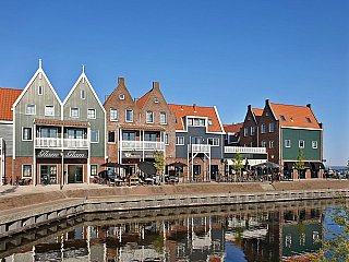 Marina Park ve Volendamu je odpočinkem hned vedle přístavu (Nizozemsko)