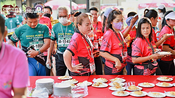 Všudypřítomné občerstvení po závodu - běžecký závod Khao Pubpa Half-Marathon (Trang - Thajsko)