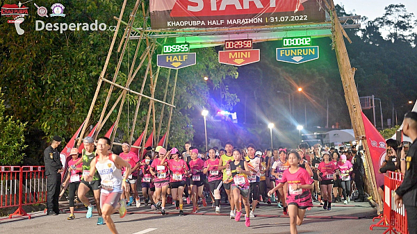 Začátek závodu v 5:00 - běžecký závod Khao Pubpa Half-Marathon (Trang - Thajsko)