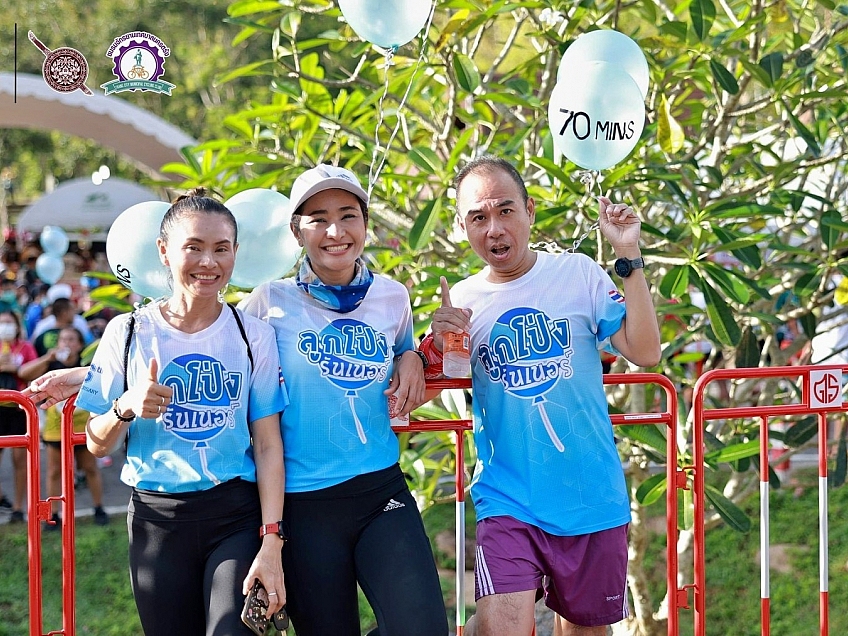 Tzv. vodiči, kteří svými balónky ukazují závodníkům, v jakém času doběhnou závod, pokud se jich budou držet - běžecký závod Khao Pubpa Half-Marathon (Trang - Thajsko)
