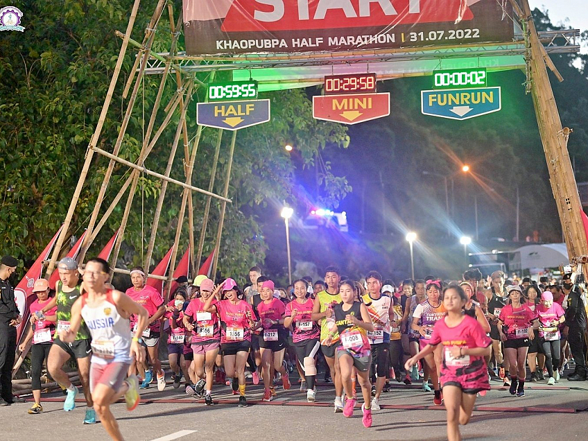 Začátek závodu v 5:00 - běžecký závod Khao Pubpa Half-Marathon (Trang - Thajsko)