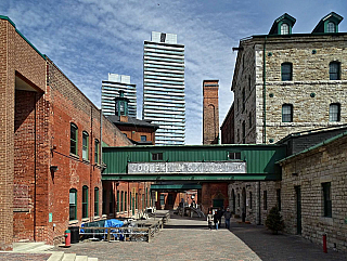 Historická čtvrť The Distillery District v Torontu (Ontario - Kanada)