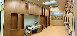 Záložní zesilovací stanice - kancelář s dobovým nábytkem_záclony, plakáty (Přáslavice - Česká republika)