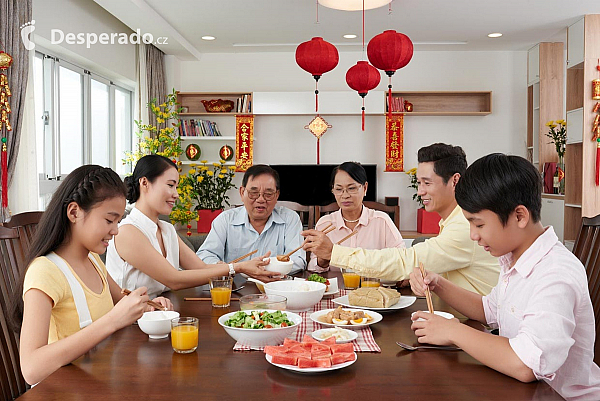 Jak vypadá jedno z takových rodinných setkání - oslava Svátek středu podzimu (Tchaj-wan)
