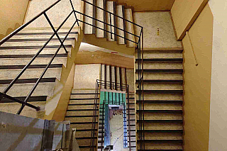 Záložní zesilovací stanice - pohled do podzemí_čtyři podzemní patra (Přáslavice - Česká republika)