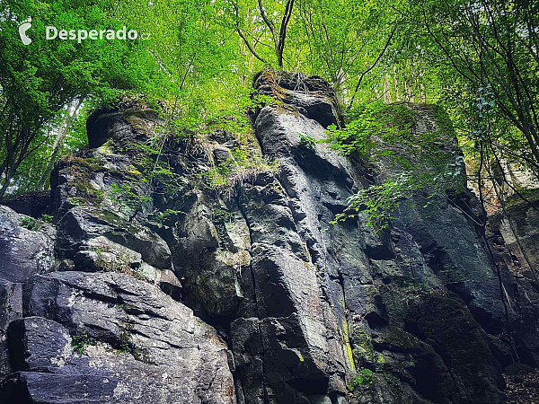 Skalnaté útvary zo sopečnej horniny - andezitu, ktoré sa nachádzajú okolo vodopádu (Slovensko)