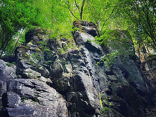Skalnaté útvary zo sopečnej horniny - andezitu, ktoré sa nachádzajú okolo vodopádu (Slovensko)